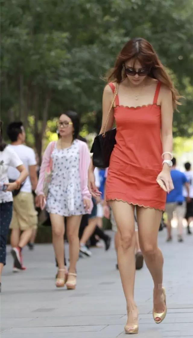 街拍:白富美一枚,大长腿的性感靓丽大美女