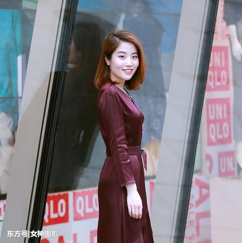 街拍美女：妙龄女郎的时尚秀，个个优雅迷人！