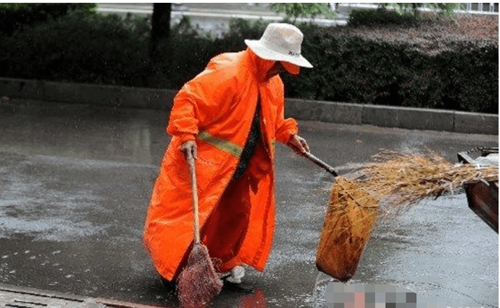42岁的环卫工阿姨第一次化妆, 一个小时后, 大家都愣住了