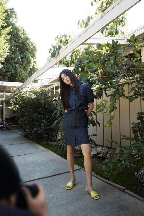 不少@宋慧乔拍夏日写真大片，秀长腿少女感十足，38岁的她美腻了