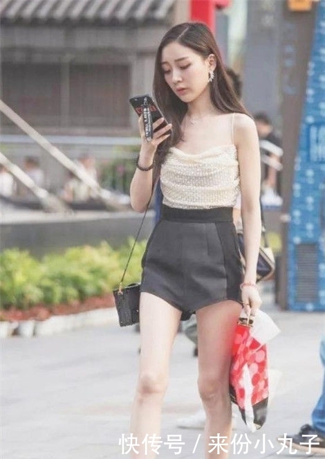 『 轻松』两位时尚的小姐姐，简单的穿搭秀出白皙长腿，轻松吸睛，街拍