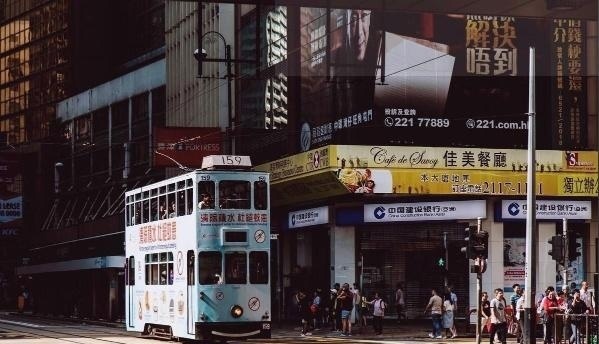 90后小伙在香港做了3年服务员,晒出12月收入,还以为看错了！