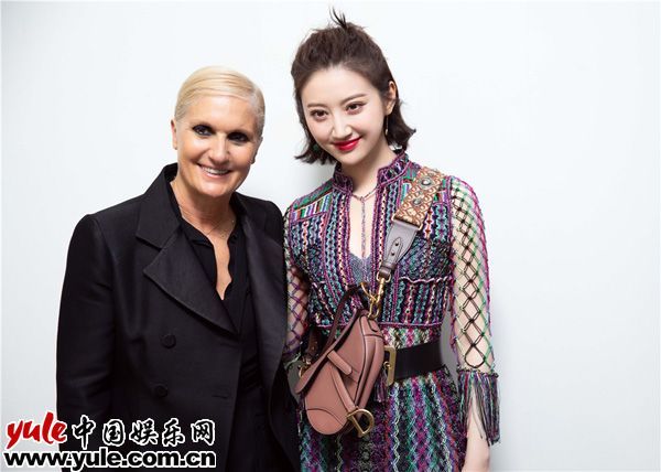 肤白貌美大长腿!景甜别致造型亮相Dior高订秀