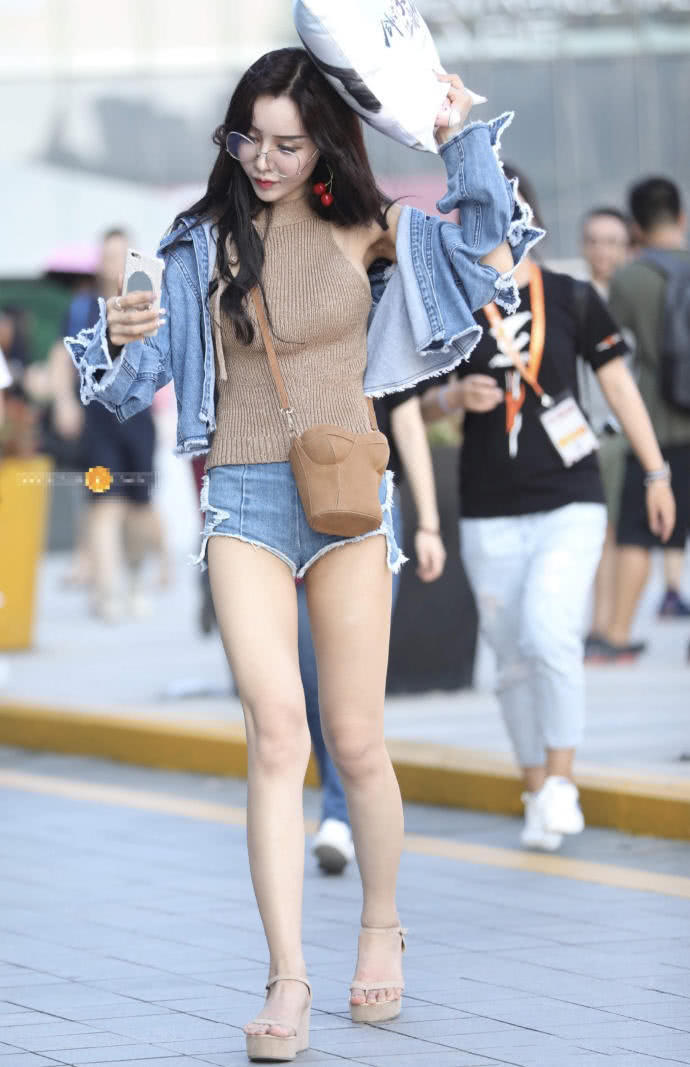 最美的牛仔短裤长腿女孩，惊艳了时光的清纯女神，单肩包包说明了