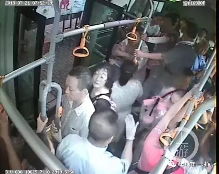 乘客吵得不可开交!司机停车说了一句话,整辆车都安静了