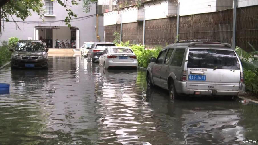  #水中#暴雨袭邕，面包车被困水中车里还有两个孩子！