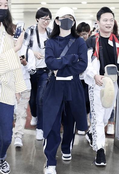 谢娜穿粉裙仙气十足, 鞋子穿不对, 变“跑偏版花仙子”!