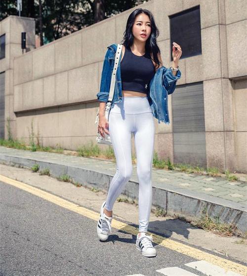 亭亭玉立的少妇穿上紧身打底裤，尽显凹凸有致身材，十分吸睛！