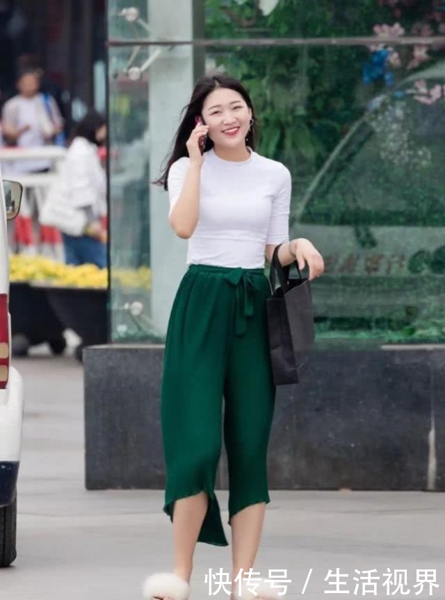  【美女】清新时尚给人清爽利落的感觉，行走间显满满的时尚活力气息