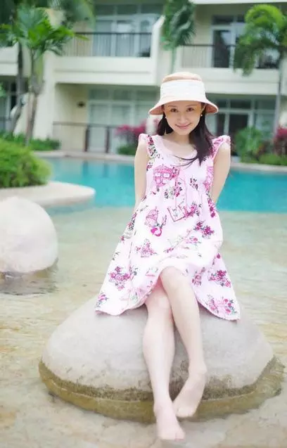 舒畅太敢穿了！上半身完全透视，网友：不是披着外套就露完了！