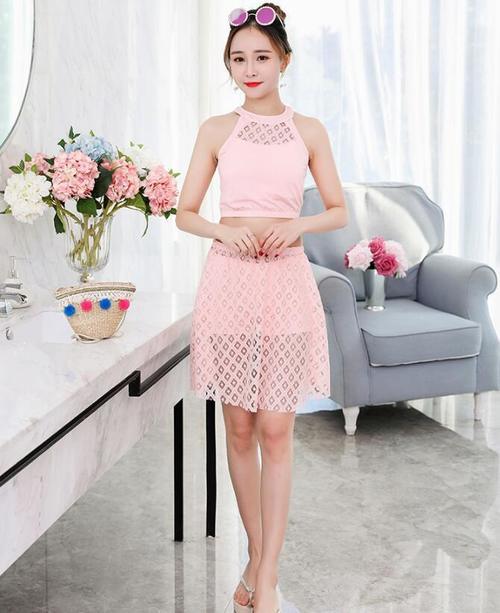 粉红色泳衣美女，展现身姿优雅而形象粉嫩，看着十分的养眼又迷人