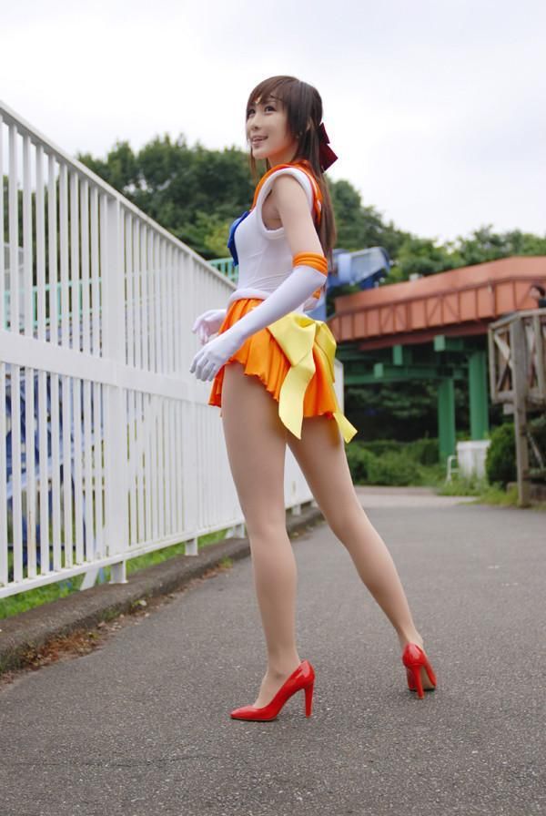 街拍:图1尴尬了，穿西裤显胯大!图2蛮腰美女，身材亮点突出!