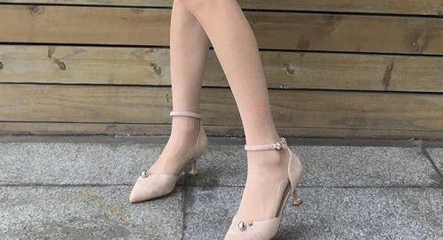尖头细脚高跟鞋，提升女性优雅气质，展现不一样的风采！