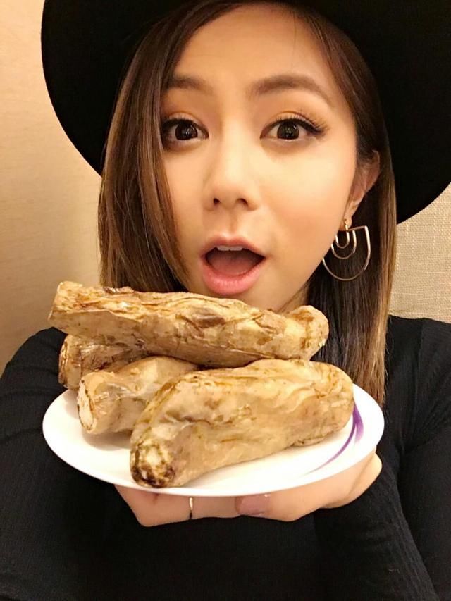 邓紫棋真够猛的!穿短的裙子上台就不怕走光?网友:画面不堪入目!