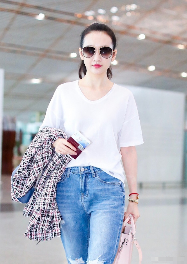 看了王鸥穿白T搭牛仔裤,再看林心如,这效果原谅我不厚道地笑了
