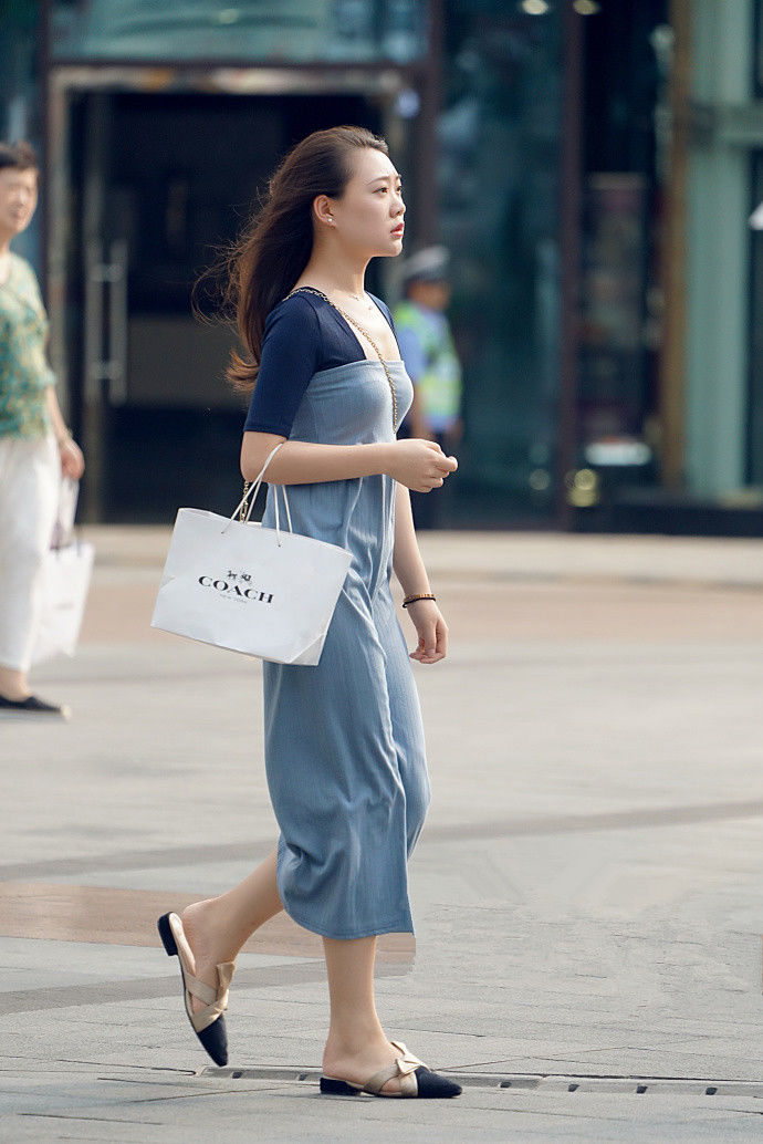 重庆街拍,设计感十足的修身连衣裙,也掩盖不了小姐姐的好身材