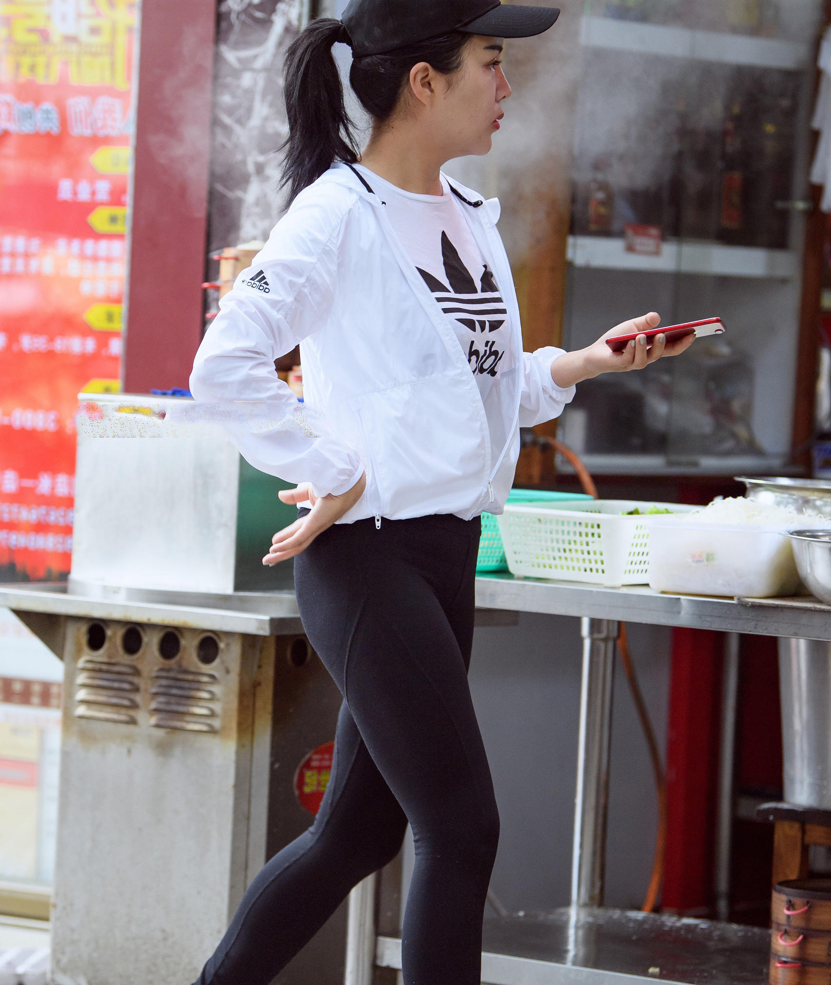 婴儿肥小姐姐紧身裤勾勒丰满弧线,弯腰瞬间展露丰满曲线