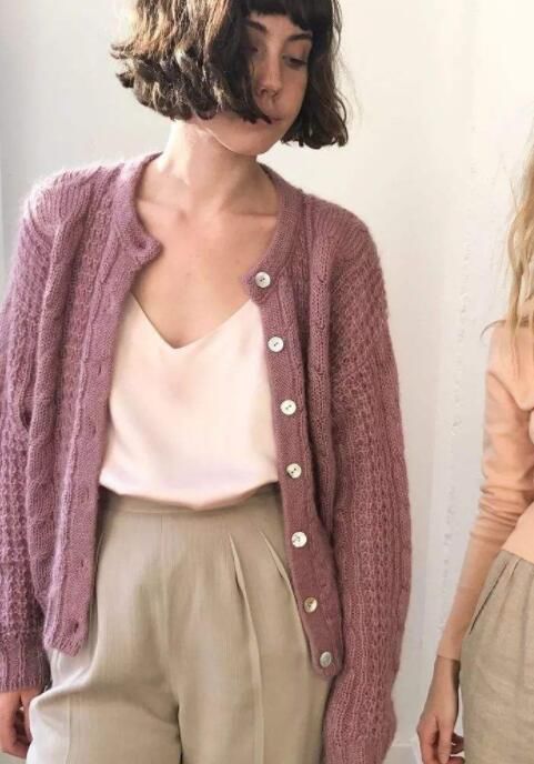 「针织开衫」穿衣别再追求“凹凸感”,现在流行“奶奶风”针织衫,舒服又保暖