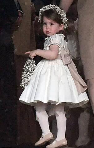 高颜值五口之家！路易王子受洗，被夏洛特公主的一袭印花裙带货了