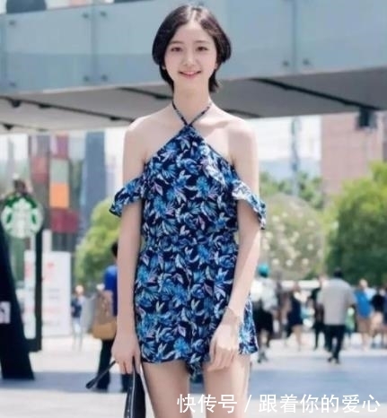  『身穿』街拍：温柔可人的小美女，身穿一件吊脖连衣裙，展现出青春活力气息