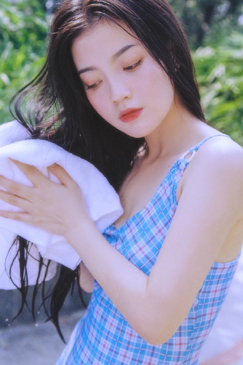 泳池美女性感泳衣美女户外美女图片