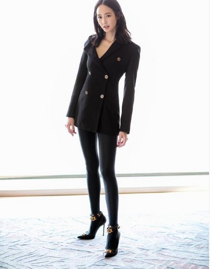 蔡依林对自己真狠!穿恨天高脚背都变形了，还不如张钧宁穿得好看