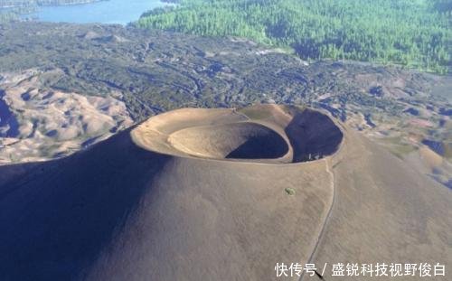 精选一组奇趣图片；北京西山上空出现圆形“航迹云”