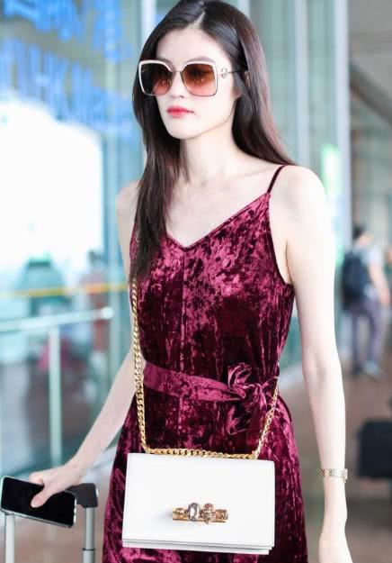 大嘴“何仙姑”古典长裙尽显九头身比例，国人心目中女神标准