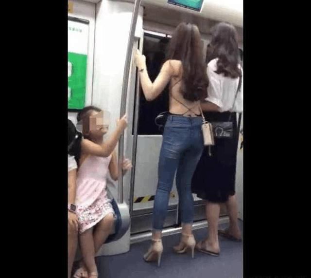 女子乘地铁大尺度露背装惊艳全场 是时代的进步，还是风俗的败坏