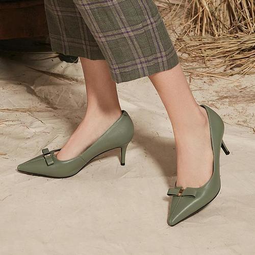 灯芯绒连衣裙配高跟鞋，穿出时尚复古范儿