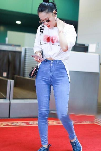 袁娅维T恤胸口挂两撮毛, 裤子紧得勒出羞人三角区, 网友: 真是拼