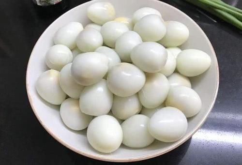  『下饭』这道菜，下饭下酒香辣过瘾，鹌鹑蛋制作简单，家常美味