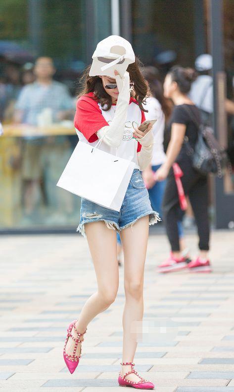 街拍：美女穿淑女裙，腰间蕾丝隐约露出腰身，这真是知性美！