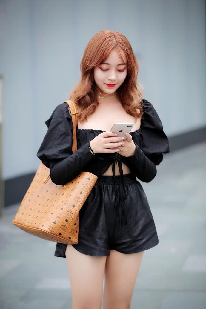 街拍：穿着很有大家风范的小姐姐，一股小清新的气息迎面而来！