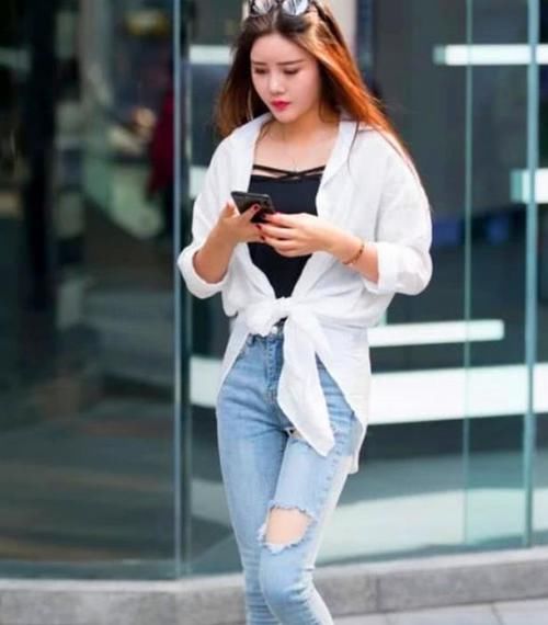  『气质』街拍：天生丽质的美女，一件浅灰色上衣配格子短裙，青春靓丽气质