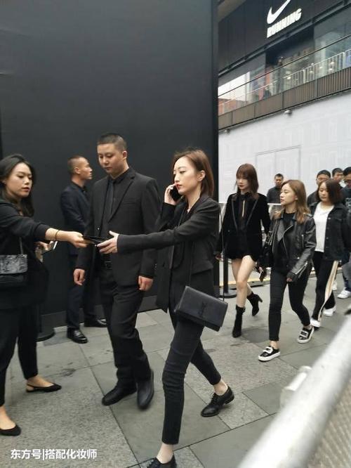 戚薇从巴黎时装周凯旋而归，穿了件男款西装，品味很独特啊！