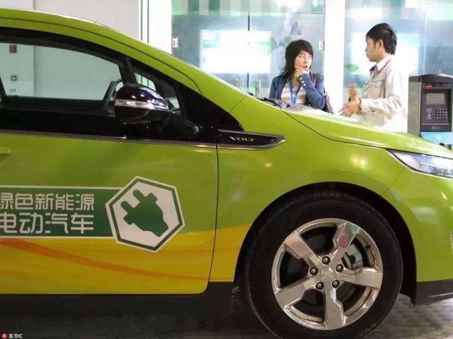 新能源车没电 是充电还是换电池？新能源汽车出路充电还是换电池