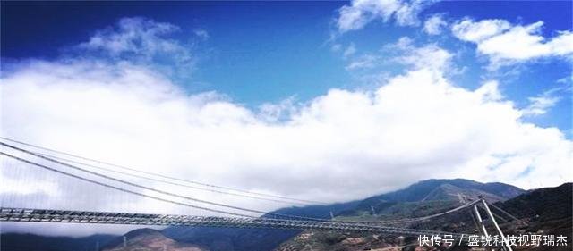 这座桥被称为是“中国式奇迹”，靠山拽住大桥，深入地下100多米