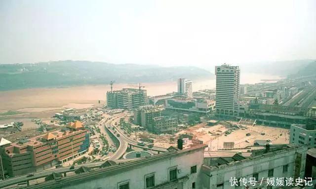 70年代，解放碑还是最高的建筑——老照片上的重庆记忆