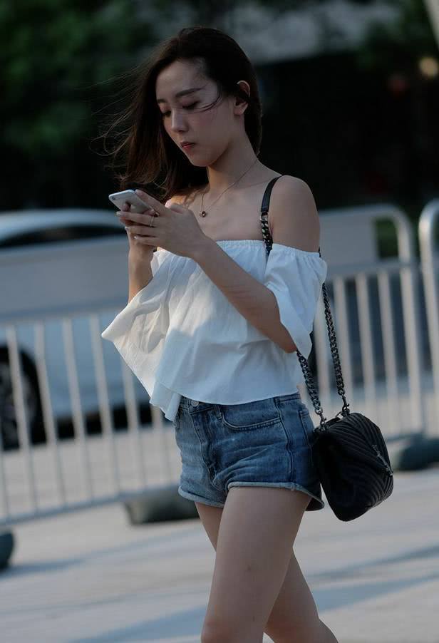 街拍：简单大方的小姐姐，让整个夏季充满浪漫和甜美！
