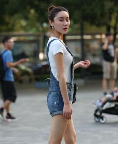  「浓妆」“小厨娘”的背带牛仔裤，盘头女神的浓妆，网友：太出色！