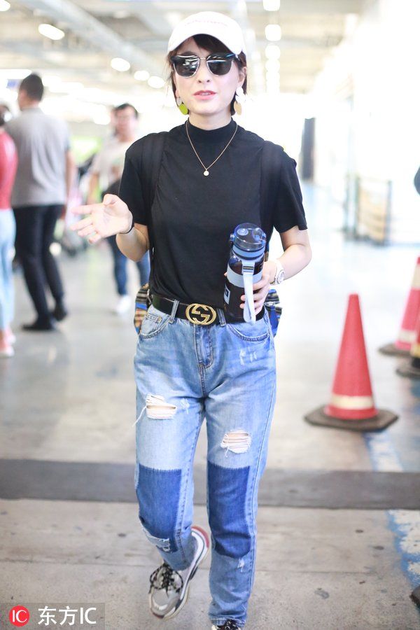 吴昕妆容精致好似混血儿，上身纤瘦却被双腿抢了风头