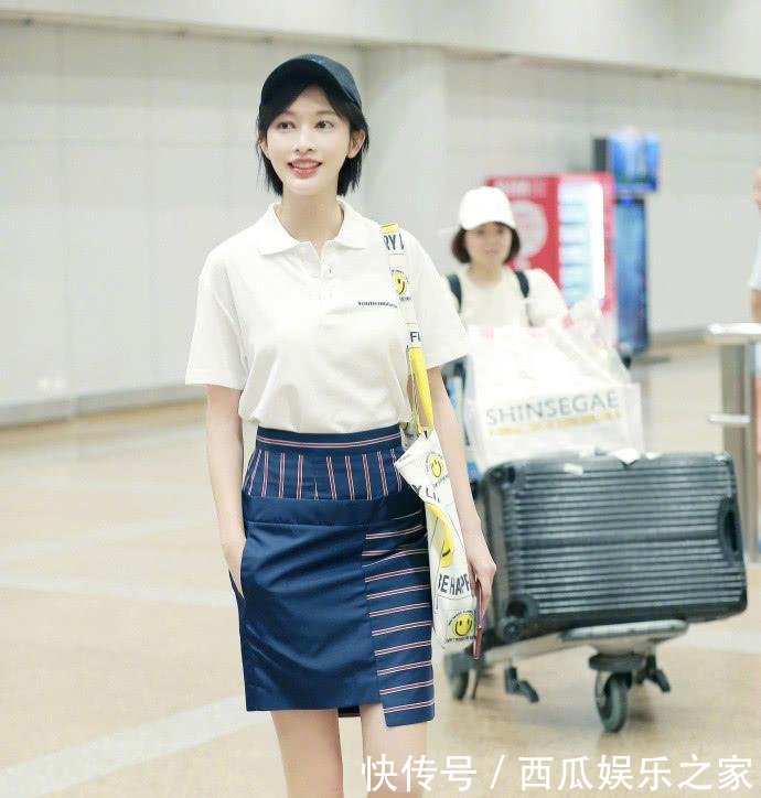 张俪红T配短裙现机场, 气质清新似少女, 怎么看都不像34岁啊!