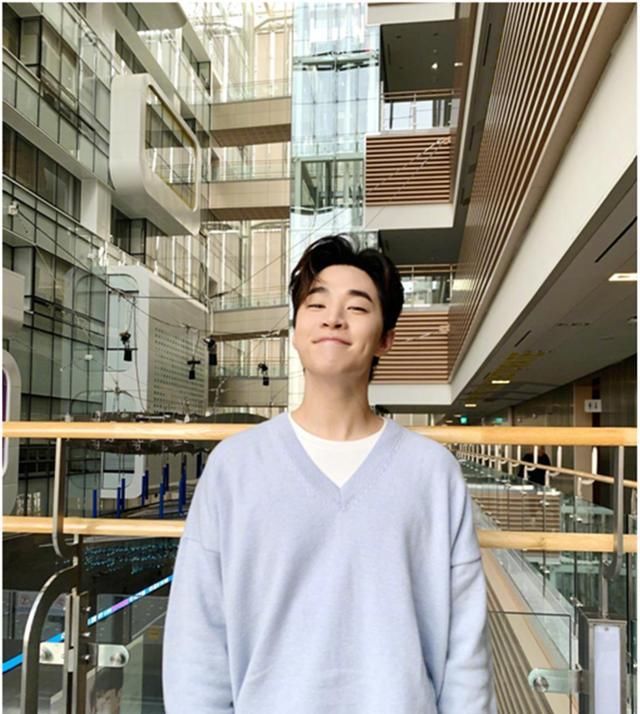 「凌乱」李宪华私下像个大男孩,发型凌乱衣品可一直在线,是美男无疑