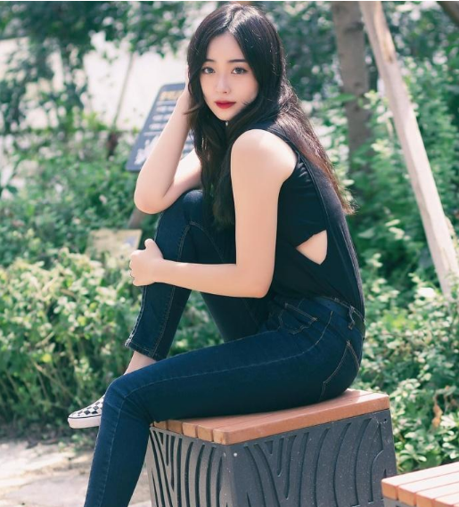 街拍：红色遇见吊带穿出好气质的美裙子!