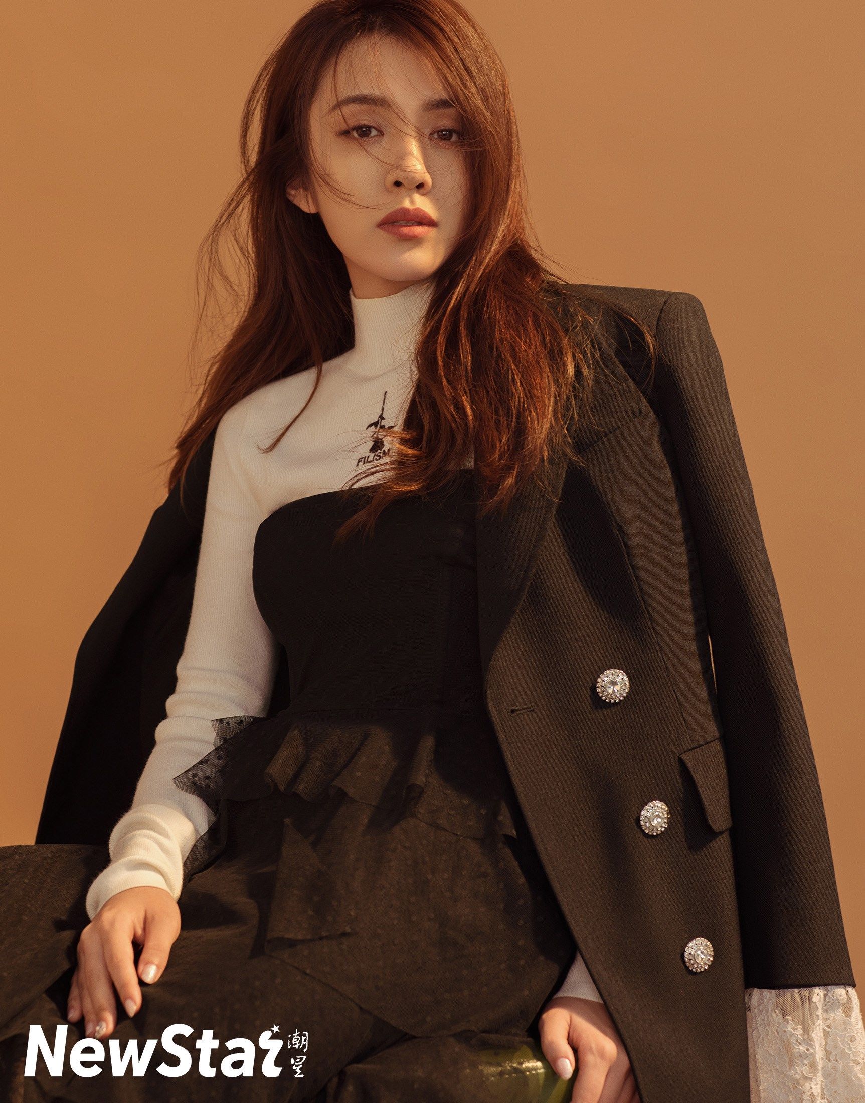 人气演员王晓晨再出时尚大片 完美身材曲线凹凸有致