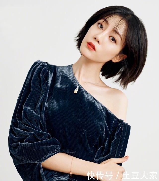 复古■她曾是杨幂工作室的艺人,今穿灯笼袖连衣裙,露美肩复古性感