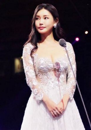 27岁童菲一袭白色深V纱裙，完美性感的身材呼之欲出