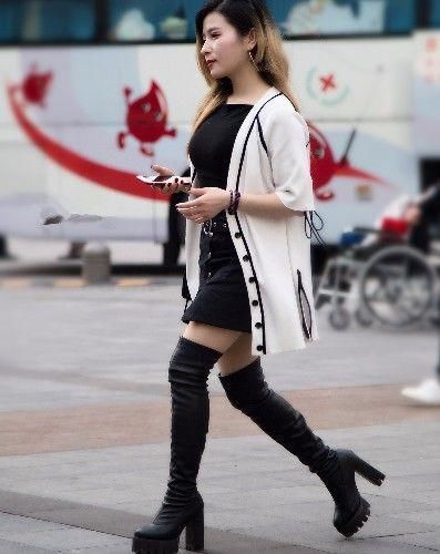  [女人]街拍：小短腿也有大性感，养眼美女身材傲人，女人味十足