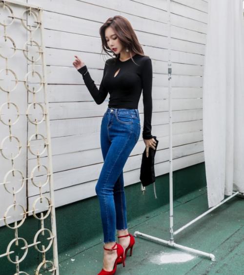 路人街拍：身材高挑的牛仔裤女神，富有青春活力，让人一眼难忘！